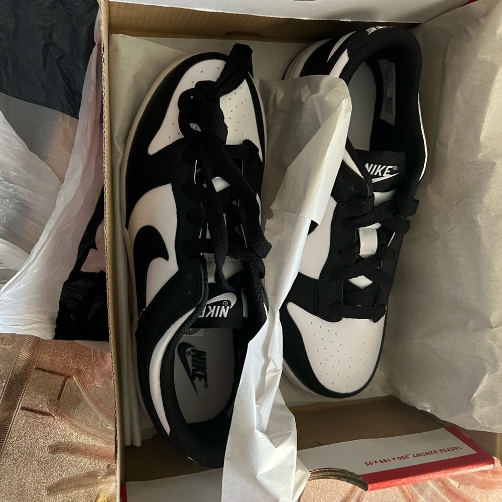 Nike low dunk panda 🐼 size 2Y